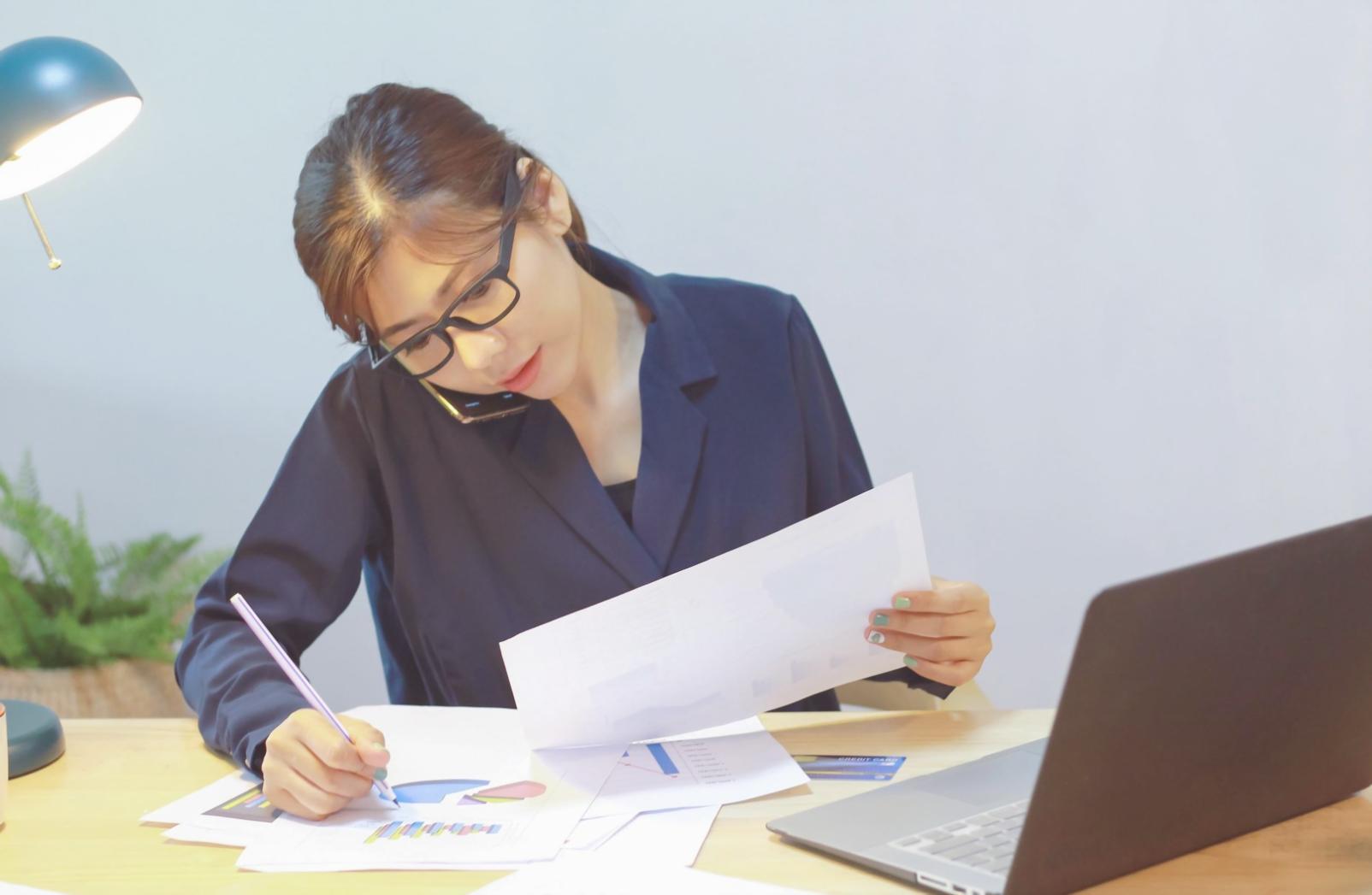 Équipe zenaloravia travaillant sur l'organisation de dossiers clients